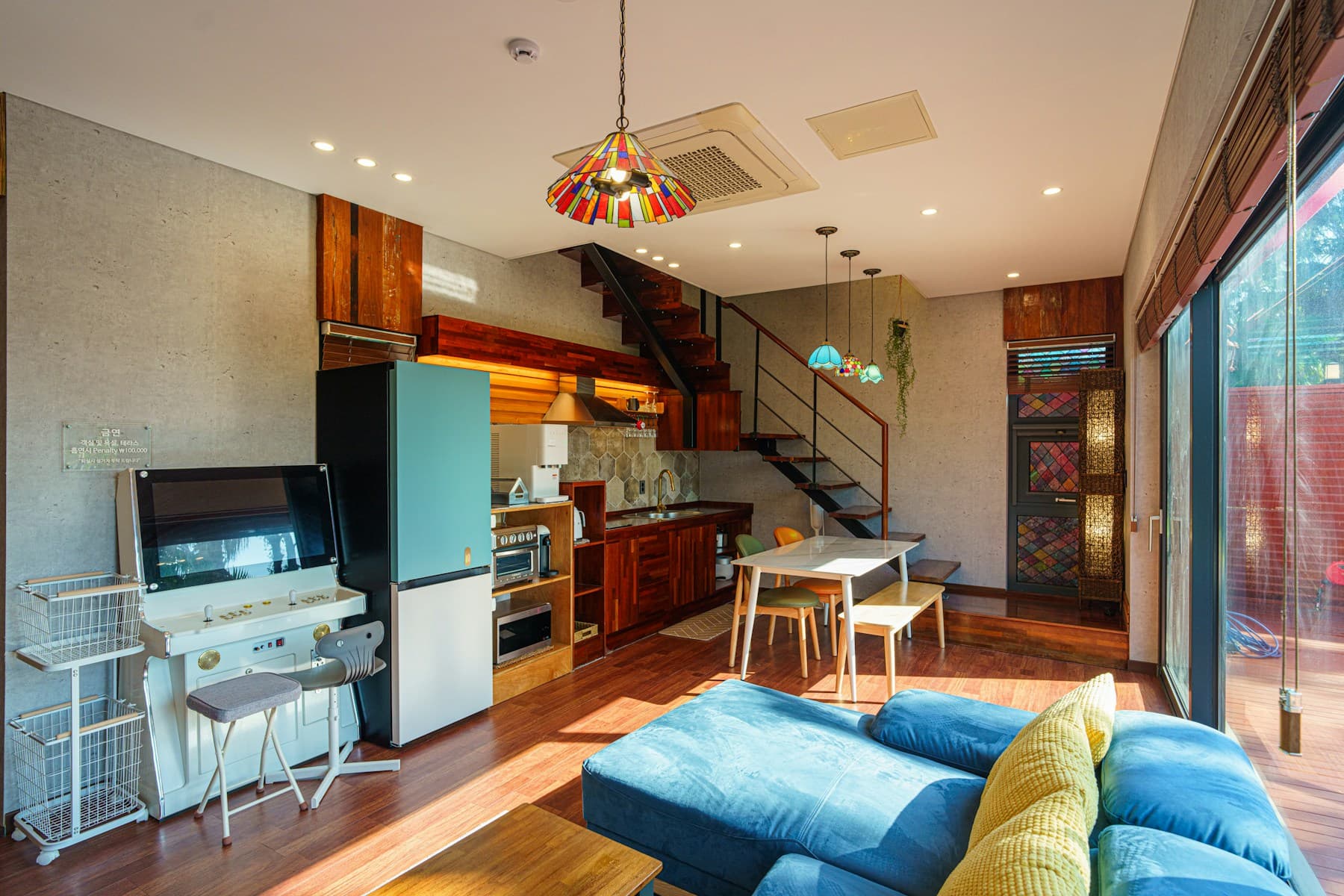 Intérieur d'appartement moderne prêt pour une annonce Airbnb performante à Marrakech.