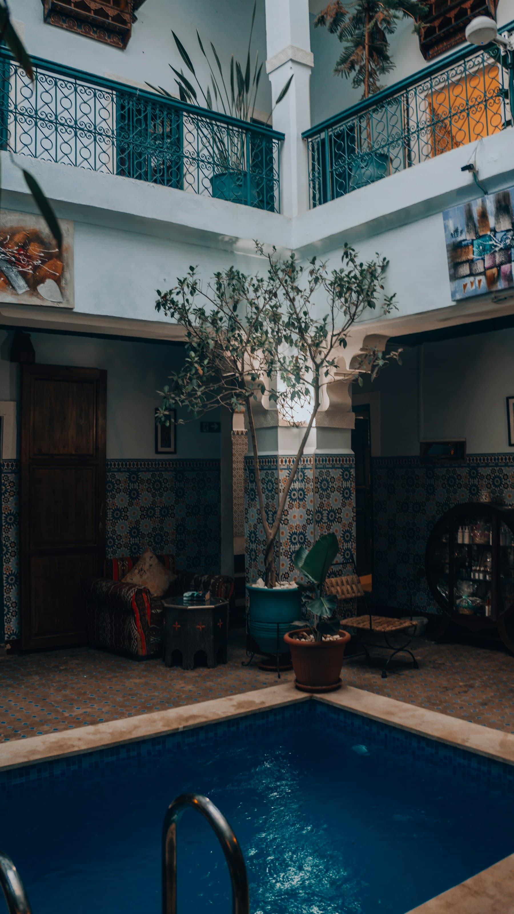 Cour élégante avec piscine et balcon, adaptée à un guide sur la gestion locative courte durée à Marrakech.