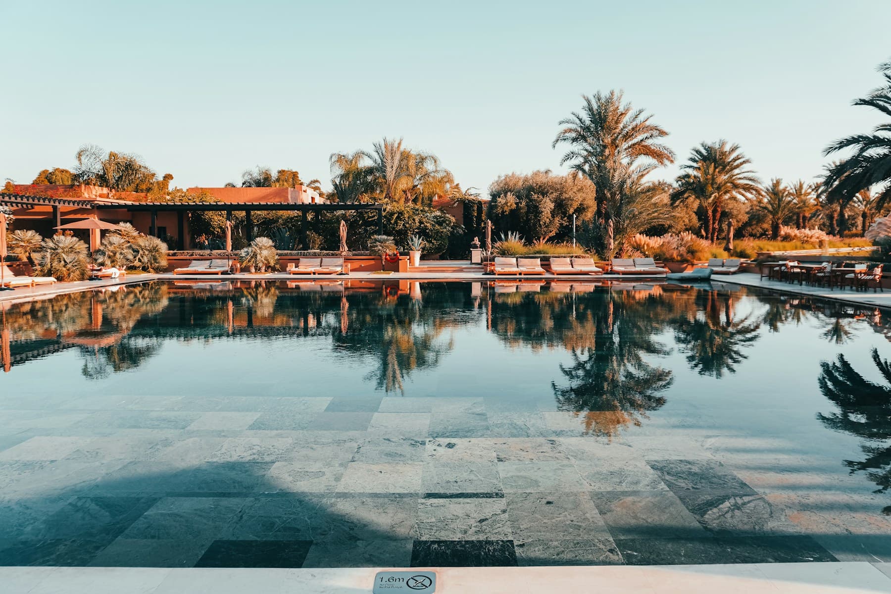 Piscine premium à Marrakech, évocation d'un bien exploité en sous-location commerciale.